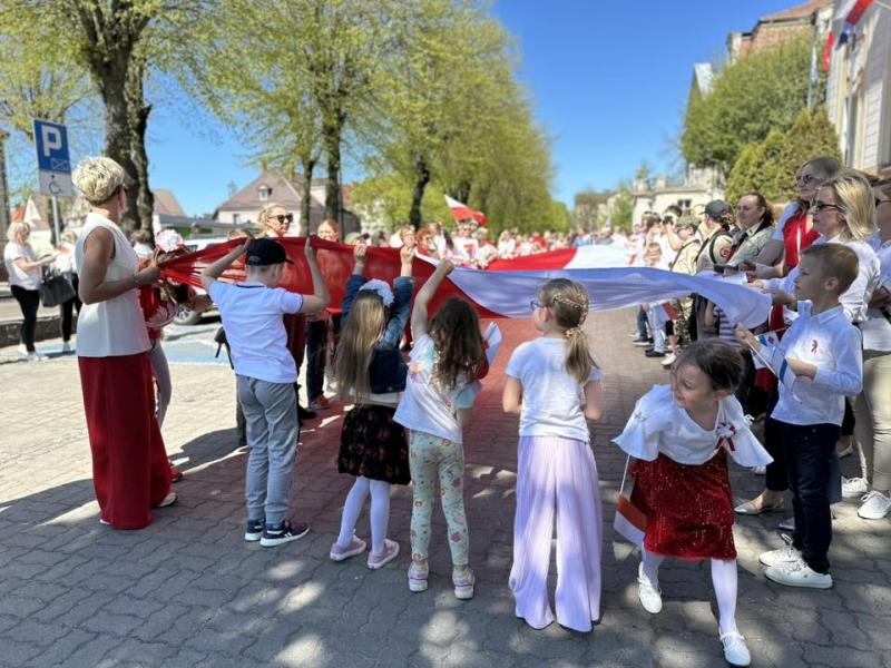 Święto flagi w sercu miasta. Rodzinny piknik pełen radości