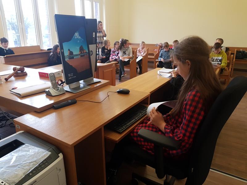 Dzień Edukacji Prawnej - dzieci z Białogardu wzięły udział w symulacji rozprawy sądowej. ZDJĘCIA