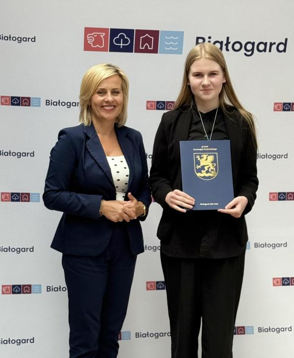 Stypendia za wybitne osiągnięcia wręczone uczniom szkół podstawowych w Białogardzie.