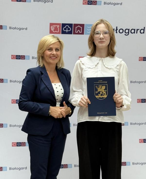 Stypendia za wybitne osiągnięcia wręczone uczniom szkół podstawowych w Białogardzie.