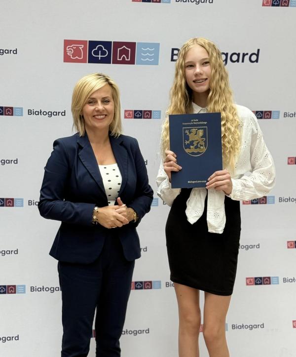 Stypendia za wybitne osiągnięcia wręczone uczniom szkół podstawowych w Białogardzie.
