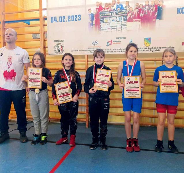 Młodzi zapaśnicy z sukcesami podczas turnieju.