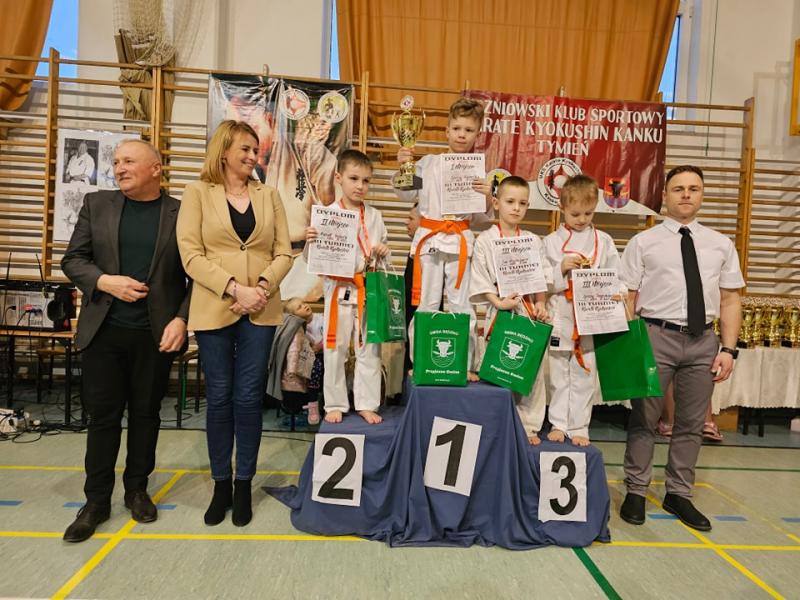 Białogardzcy Karatecy z medalami.