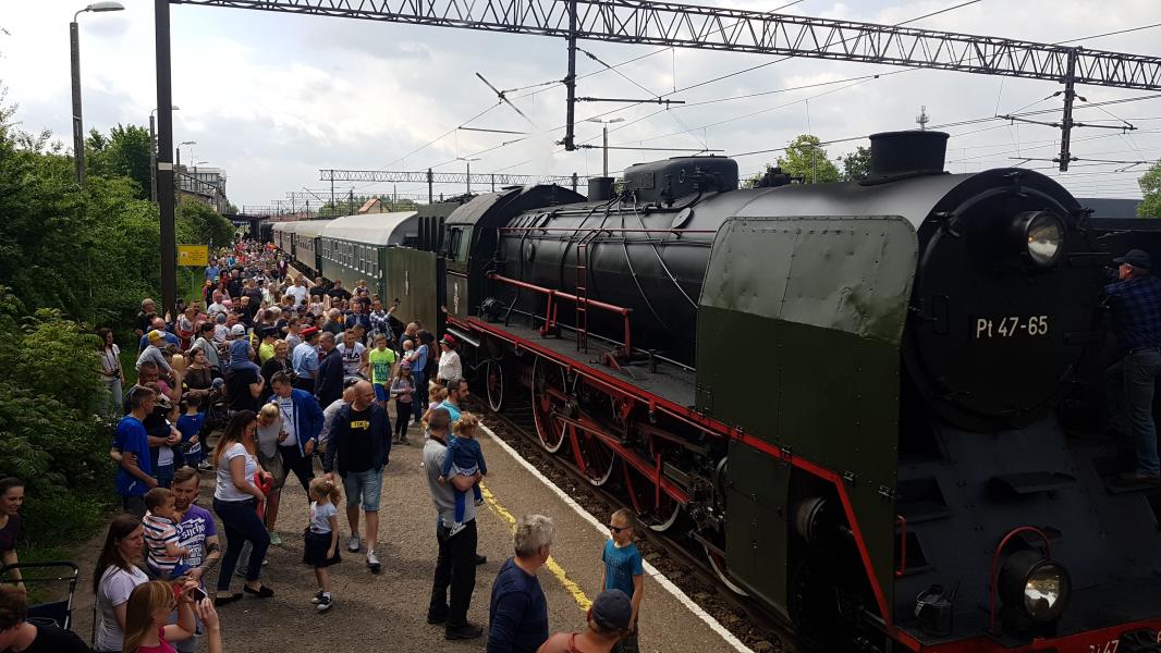 Przejazd pociągu PIRAT przez Białogard - Międzynarodowy Dzień Dziecka. 