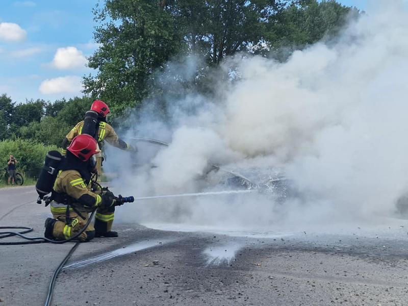 Pożar samochodu w powiecie Białogardzkim