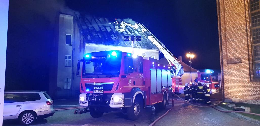 Pożar domu w Karlinie - ewakuowano dwie osoby.