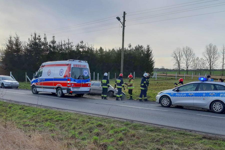 Poważny wypadek pod Tychowem. Dachowało auto! 