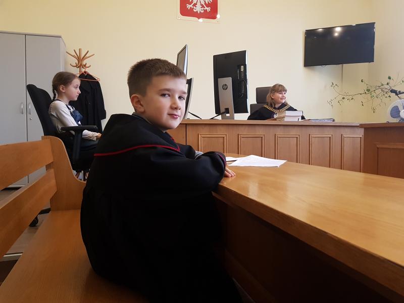Dzień Edukacji Prawnej - dzieci z Białogardu wzięły udział w symulacji rozprawy sądowej. ZDJĘCIA