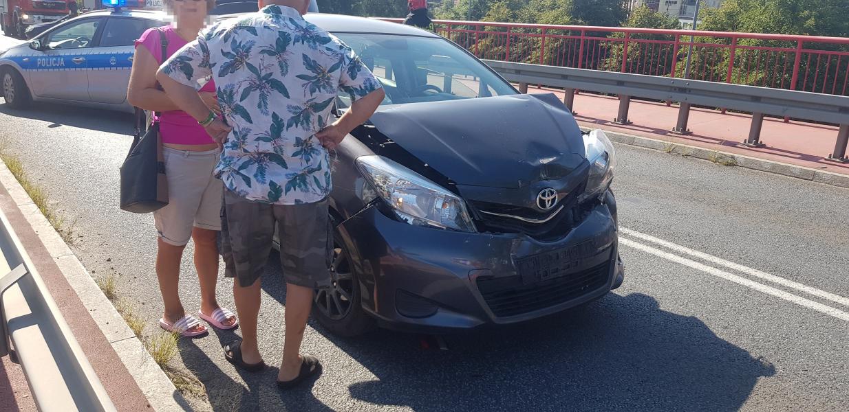 Wypadek drogowy na wiadukcie - jedna osoba ranna! 