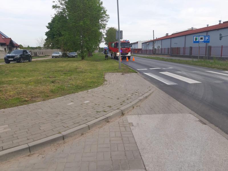 Dachowanie auta osobowego w Karlinie  - trzy osoby ranne! 