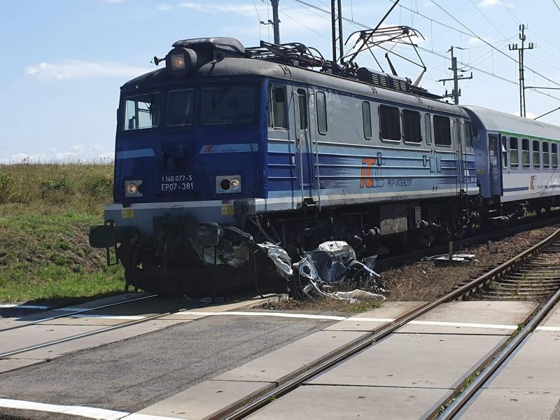 Tragedia na torach pod Białogardem - nie żyje jedna osoba. 