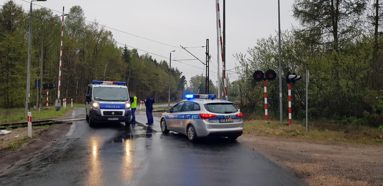 Uderzył w szlaban i uciekł. Zostawił tablice rejestracyjną.
