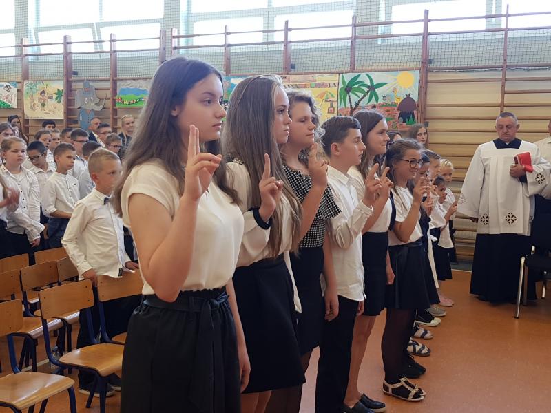 Szkoła podstawowa w Stanominie ma już swojego patrona! Fotorelacja z uroczystości. 