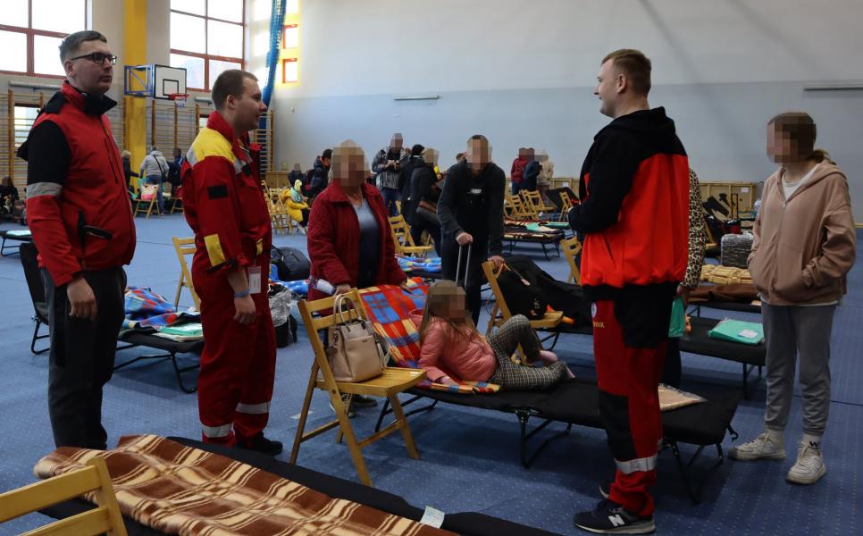 Prawie 100 uchodźców przebywa na sali gimnastycznej w LO