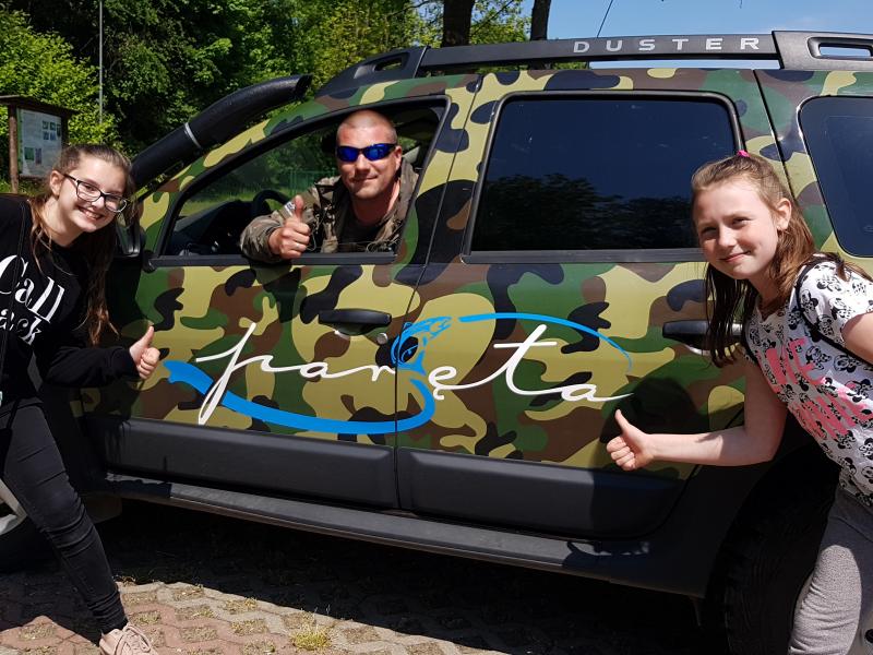 Zarybienia Parsęty smoltem troci i łososia  - dzieci biorą udział. 