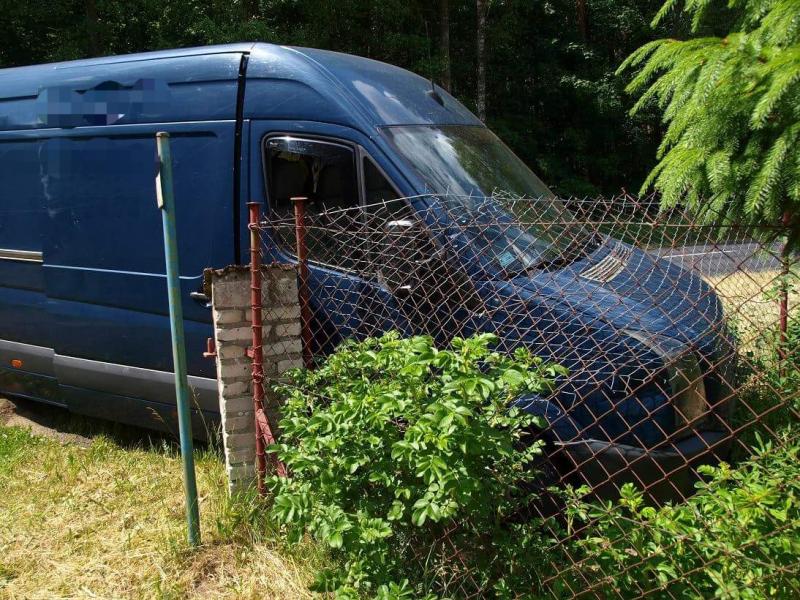Wjechał w ogrodzenie i zbiegł do lasu - zatrzymała go policja! 