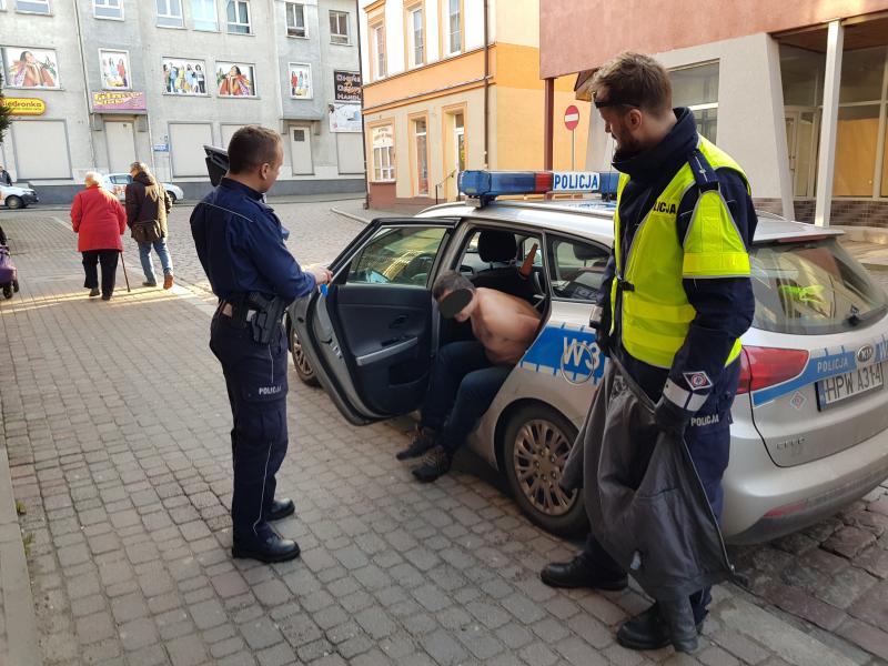 Policyjny pościg w centrum Białogardu! Dwóch mężczyzn trafiło do aresztu. 