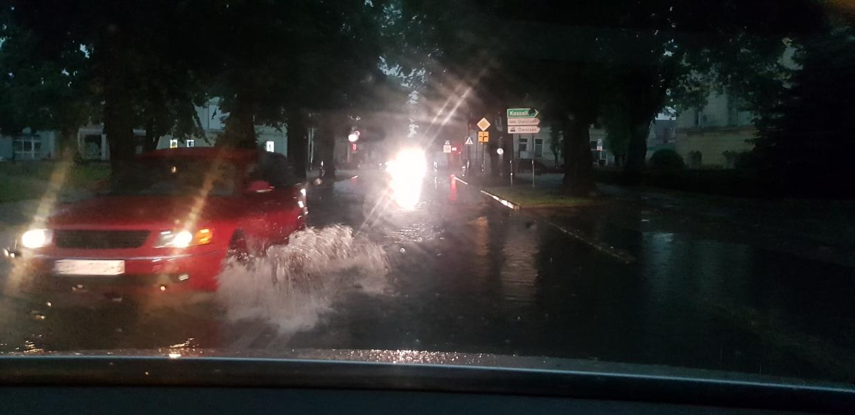 Dziesiątki powalonych drzew i zalane ulice! Strażacy walczą ze skutkami nawałnicy.