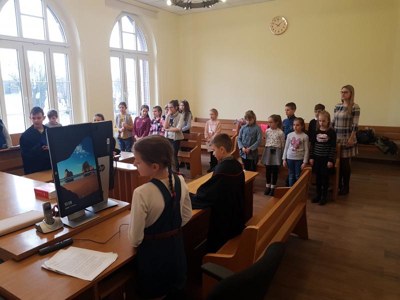 Dzień Edukacji Prawnej - dzieci z Białogardu wzięły udział w symulacji rozprawy sądowej. ZDJĘCIA