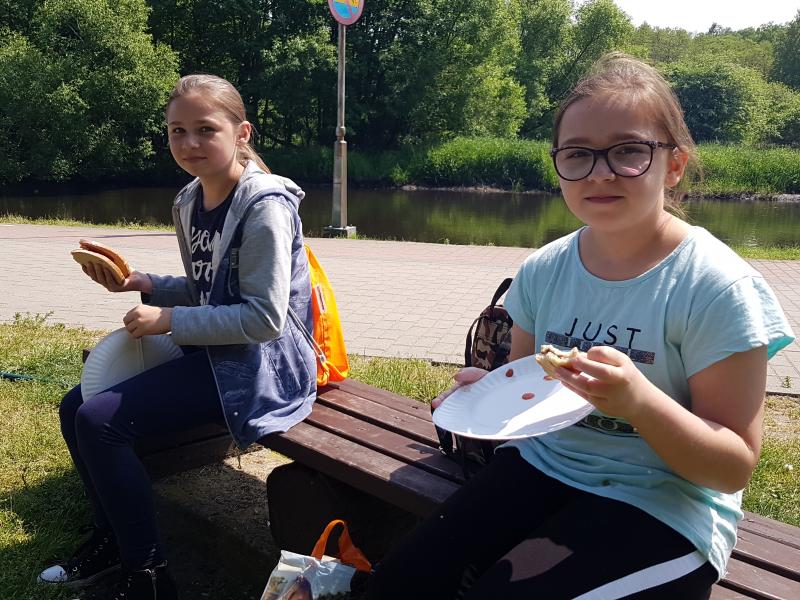 Zarybienia Parsęty smoltem troci i łososia  - dzieci biorą udział. 