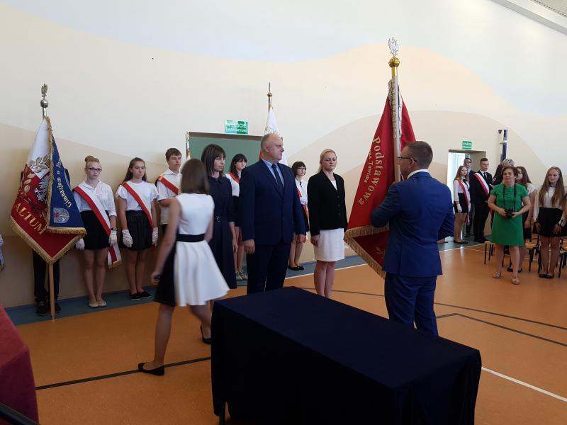 Szkoła podstawowa w Stanominie ma już swojego patrona! Fotorelacja z uroczystości. 