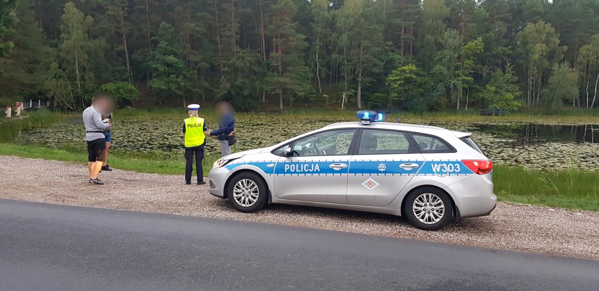 Chciał uniknąć czołowego zderzenia - BMW wpadło do stawu! 