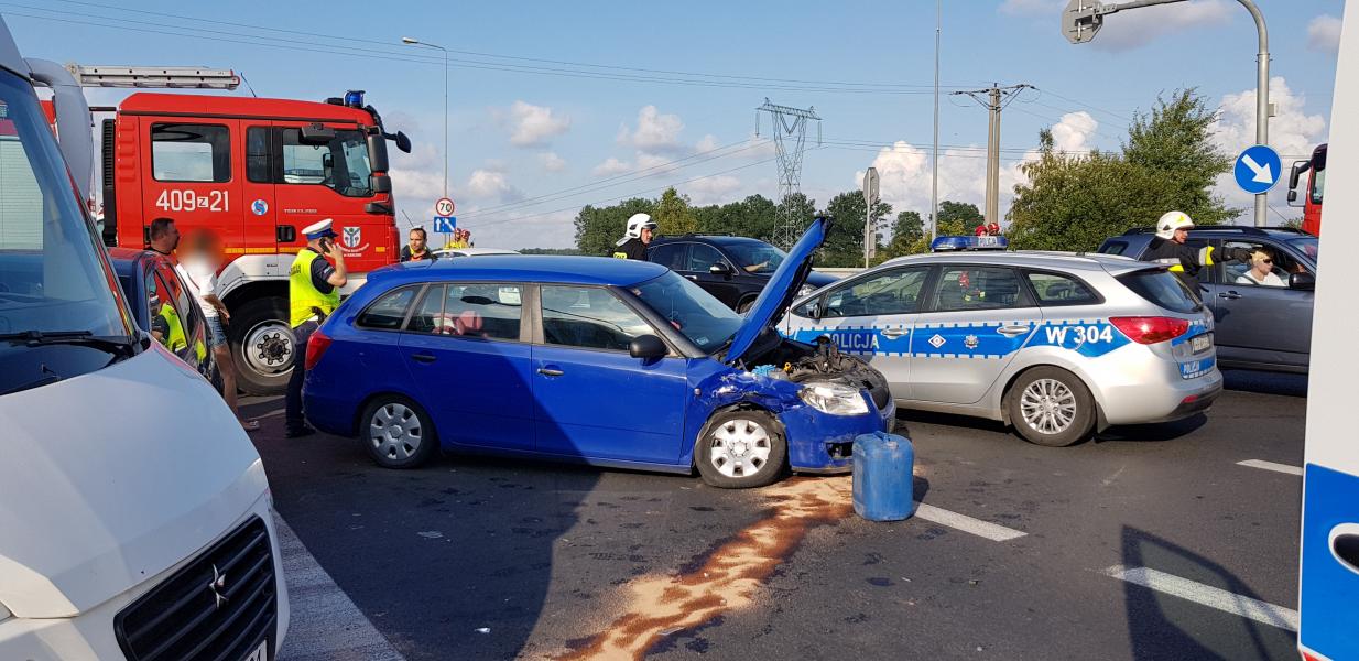 Wypadek na obwodnicy Karlina - zderzenie trzech pojazdów. W akcji śmigłowiec LPR.  