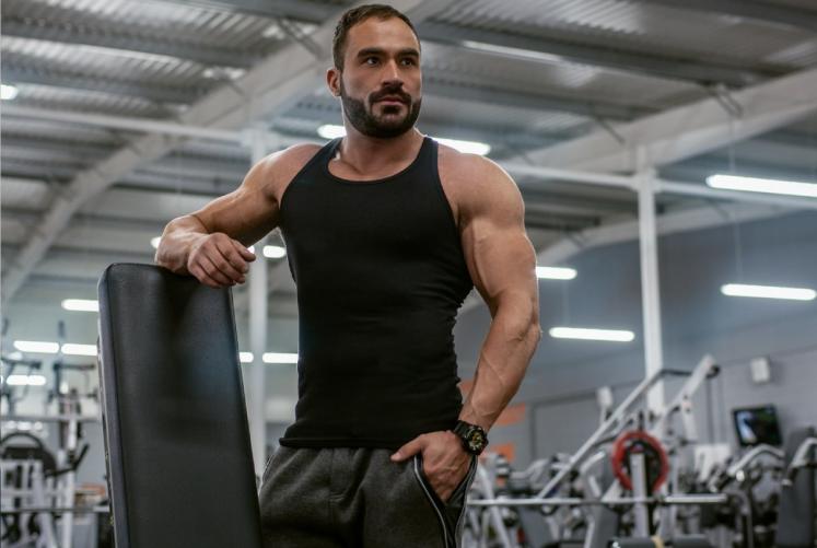 Jak powinna leżeć odzież męska treningowa? Poradnik