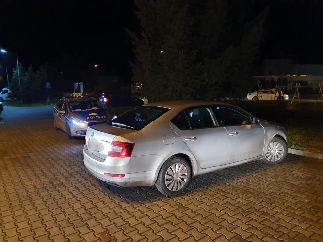 Policjanci odzyskali skradzioną Skodę - 23 latek trafił do aresztu. 