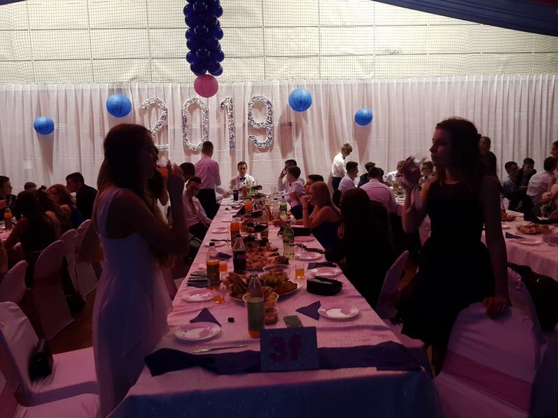 Bal Szkolny 2019 - szkolna zabawa i Polonez w wykonaniu klas gimnazjalnych.  Duża porcja zdjęć z tego wydarzenia! 