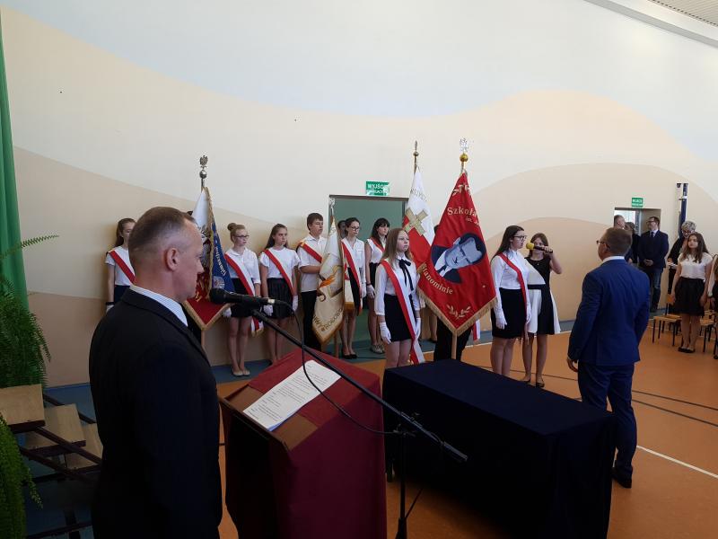 Szkoła podstawowa w Stanominie ma już swojego patrona! Fotorelacja z uroczystości. 