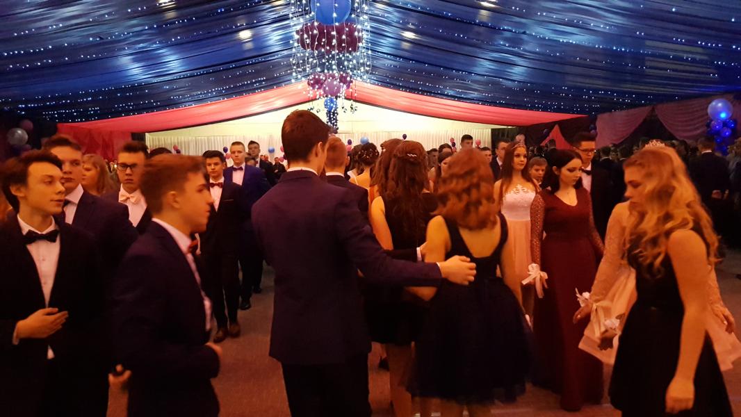Bal Szkolny 2019 - szkolna zabawa i Polonez w wykonaniu klas gimnazjalnych.  Duża porcja zdjęć z tego wydarzenia! 