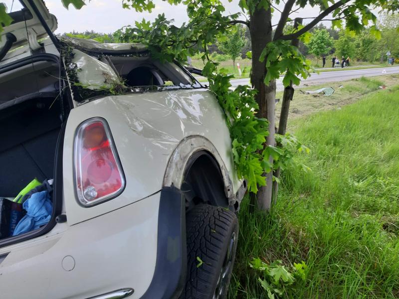 Dachowanie auta osobowego w Karlinie  - trzy osoby ranne! 