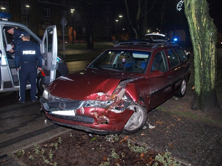 Pijana kobieta za kółkiem 