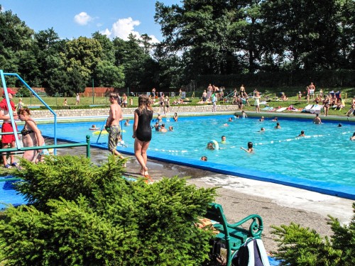 Powraca temat basenów. 