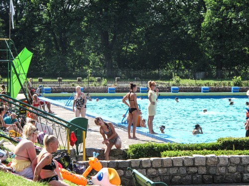 Powraca temat basenów. 