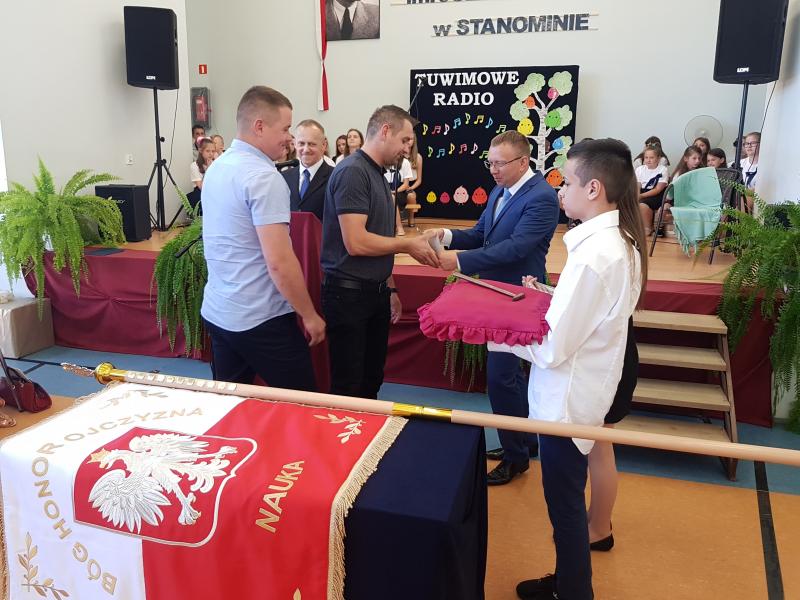 Szkoła podstawowa w Stanominie ma już swojego patrona! Fotorelacja z uroczystości. 