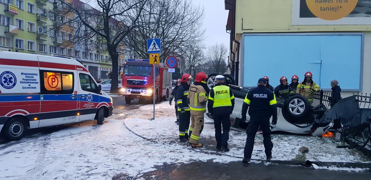 Dachowanie w centrum Białogardu - Nissan uderzył w ogrodzenie. 