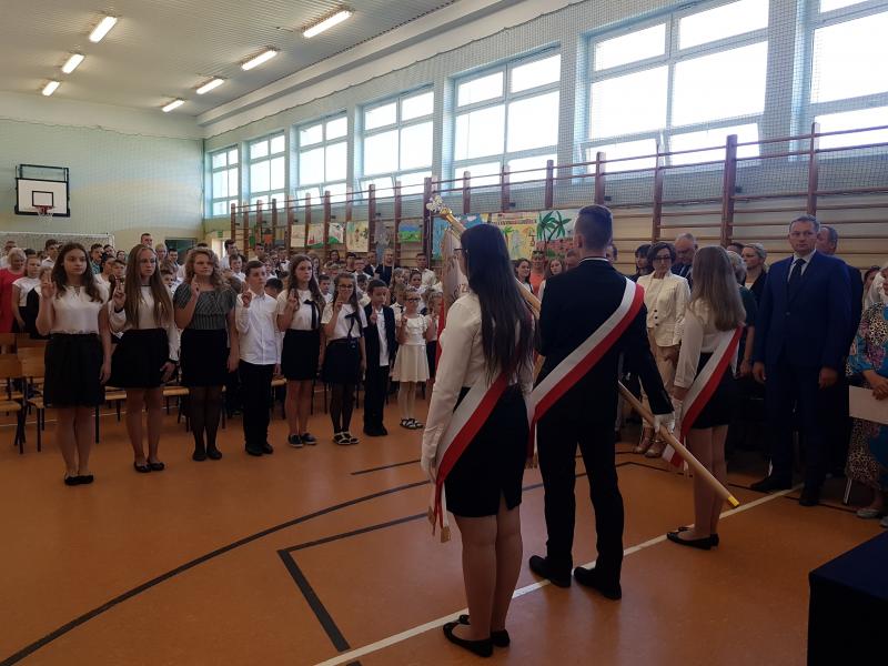 Szkoła podstawowa w Stanominie ma już swojego patrona! Fotorelacja z uroczystości. 