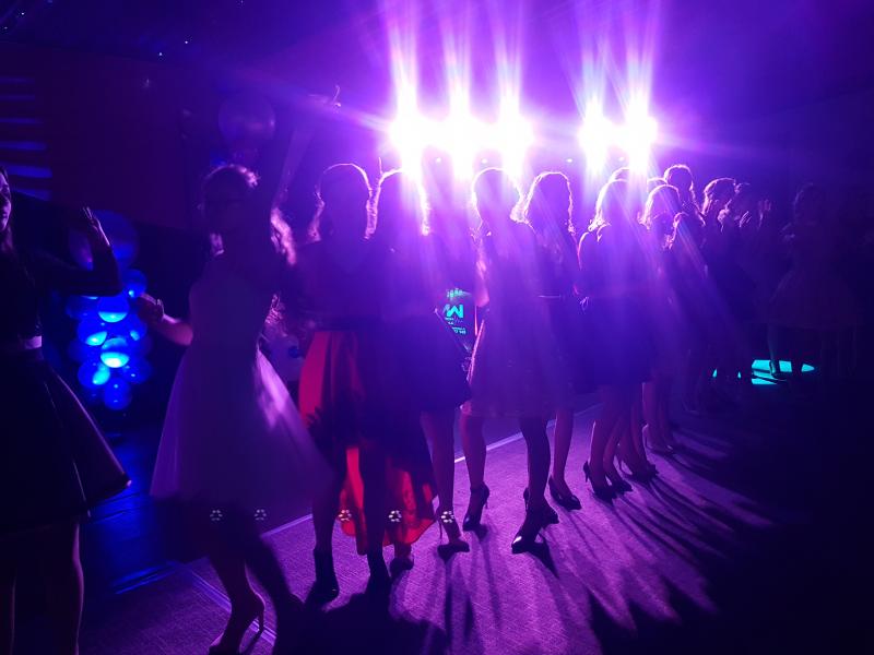 Bal Szkolny 2019 - szkolna zabawa i Polonez w wykonaniu klas gimnazjalnych.  Duża porcja zdjęć z tego wydarzenia! 