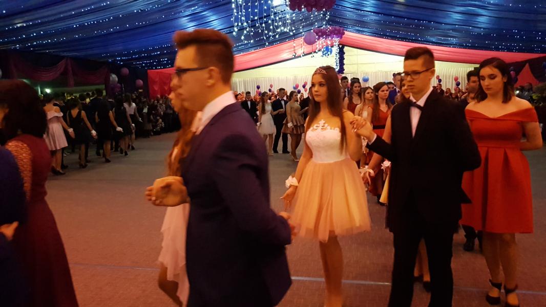 Bal Szkolny 2019 - szkolna zabawa i Polonez w wykonaniu klas gimnazjalnych.  Duża porcja zdjęć z tego wydarzenia! 