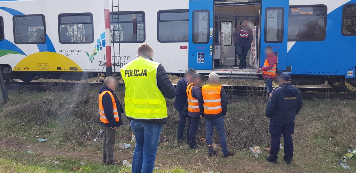 O krok od tragedii na czynnym torowisku! 