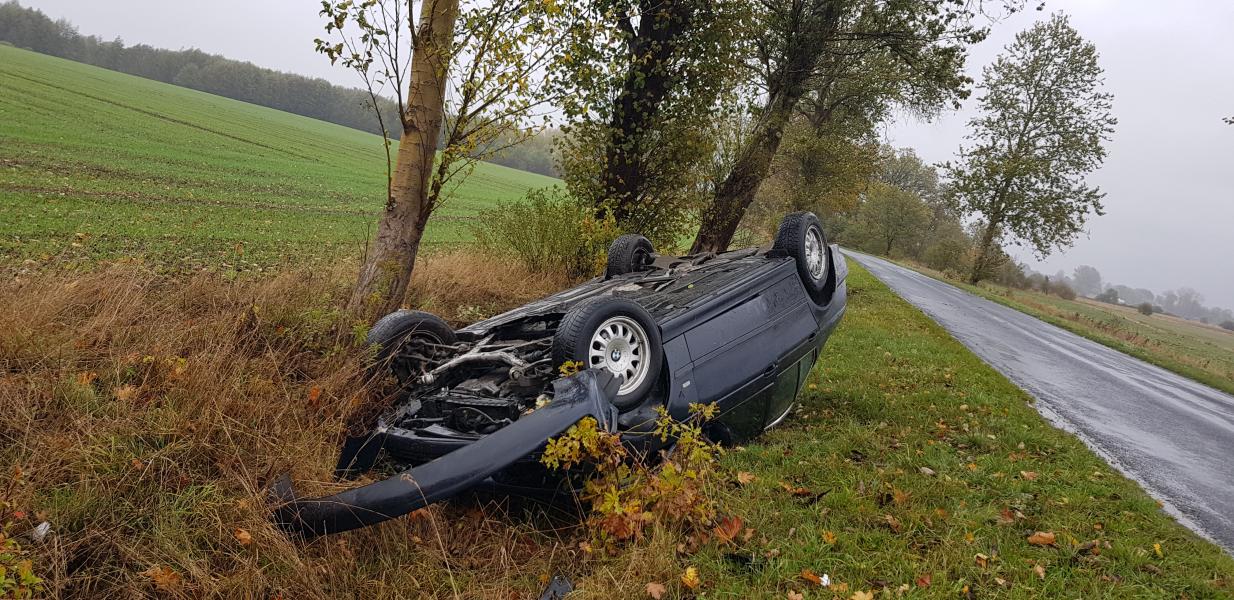 Dachowanie BMW pod Białogardem - 18 latka za kierownicą.