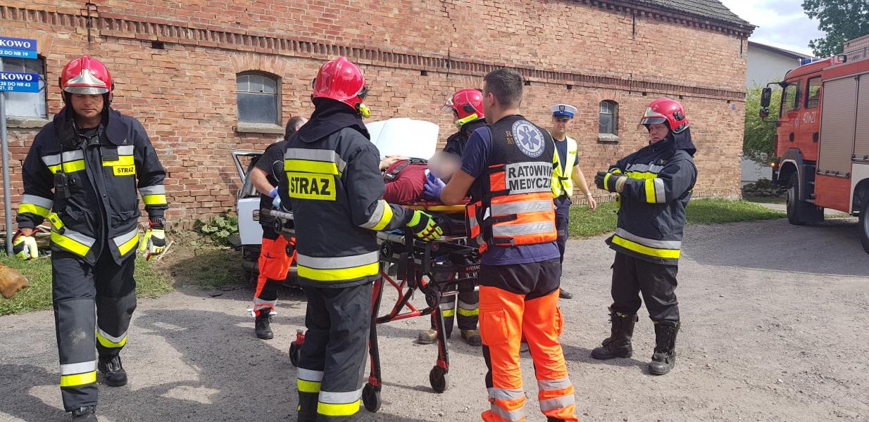 Poważny wypadek pod Białogardem - Seat z impetem uderzył w ścianę! 