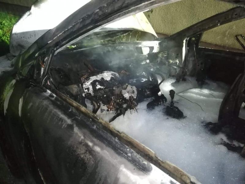 Nocny pożar samochodu w Karlinie - Mazda spłonęła doszczętnie.