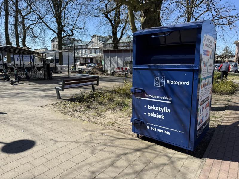 Nowe pojemniki na odzież w Białogardzie – łatwiejszy sposób na recykling tekstyliów