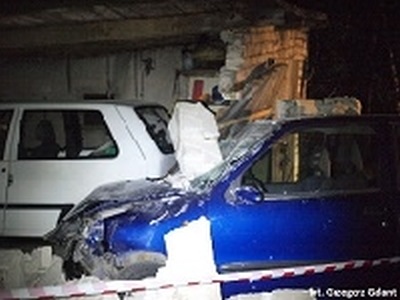 Wjechał w murowany garaż 