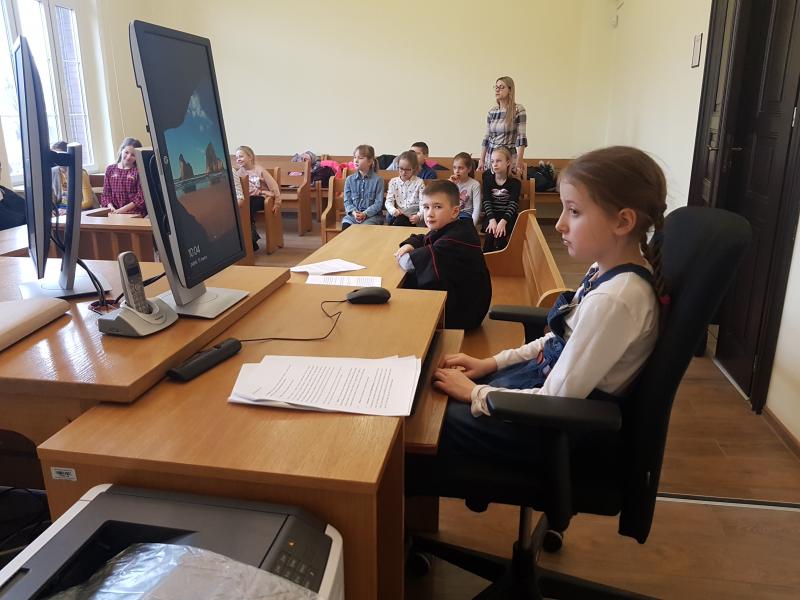 Dzień Edukacji Prawnej - dzieci z Białogardu wzięły udział w symulacji rozprawy sądowej. ZDJĘCIA