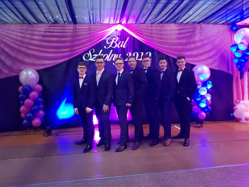 Bal Szkolny 2019 - szkolna zabawa i Polonez w wykonaniu klas gimnazjalnych.  Duża porcja zdjęć z tego wydarzenia! 