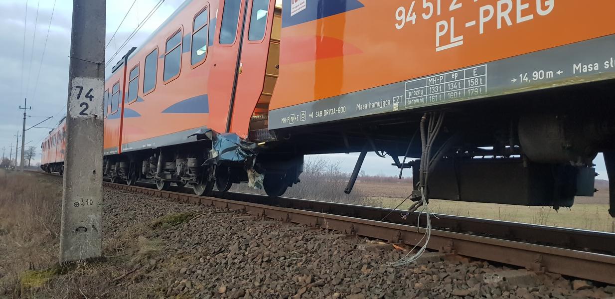 Zderzenie Opla z pociągiem na niestrzeżonym przejeździe kolejowym pod Karlinem